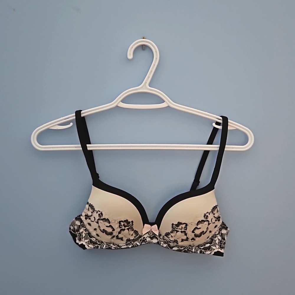 Victoria's Secret Body by Victoria No-Wire Bra 32A, Black/White Lace